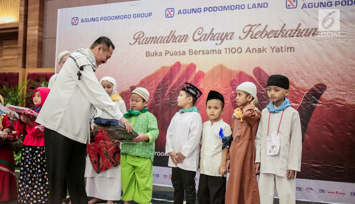 Wakil Direktur Utama PT Agung Podomoro Land Tbk. (APLN) dan Ketua Bidang Keagamaan Yayasan Agung Podomoro Land Noer Indradjaja memberikan santu kepada perwakilan anak yatim pada acara buka puasa bersama 1.100 anak yatim di Jakarta, Senin (20/5). (Liputan6.com/Faizal Fanani)