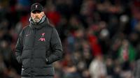 Manajer Liverpool Jurgen Klopp dalam pertandingan leg pertama babak 16 besar Liga Champions melawan Real Madrid di Stadion Anfield, Rabu (22/2/2023) dini hari WIB. Sempat unggul, Liverpool kalah 2-5 dari Real Madrid. (Paul ELLIS / AFP)
