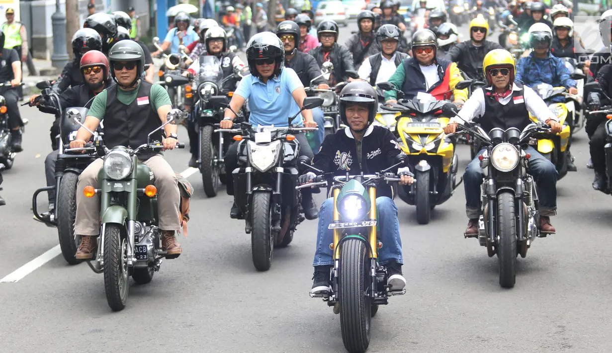 Presiden Joko Widodo (depan) saat berkendara dengan motor mengelilingi Kota Bandung, Minggu (11/10). Sepanjang perjalanan, Jokowi yang mengenakan jaket hitam, celana jins dan sneakers menyapa warga dengan melambaikan tangannya. (Liputan6.com/Angga Yuniar)
