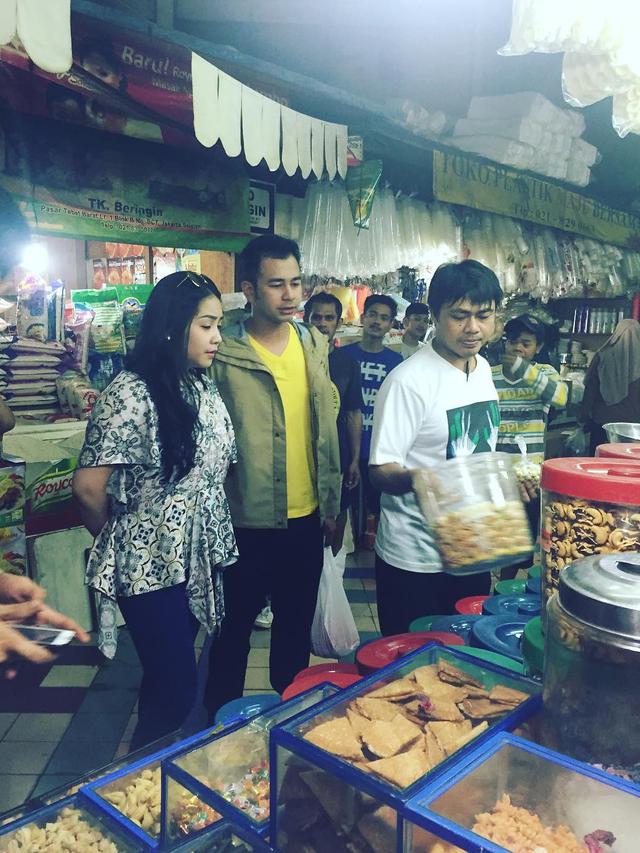 Artis Tampan Berbelanja di Pasar