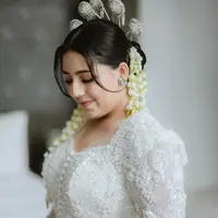 Nessie Judge berfoto mengenakan kebaya pada hari pernikahannya. (dok. @byputrida via Instagram @thebridestory/https://www.instagram.com/p/C3w9an_Pgh1/?utm_source=ig_web_copy_link&igsh=MzRlODBiNWFlZA==/Rusmia Nely)