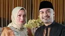 Aktor senior sekaligus pembawa acara David Chalik telah menikah dengan wanita bernama Deivy Zulyanti Nasution pada tahun 2001 silam. Lebih dari dua dekade pernikahan, rumah tangga mereka sangat adem ayem dan relatif jarang tersorot. (Liputan6.com/IG/@deivynasution)