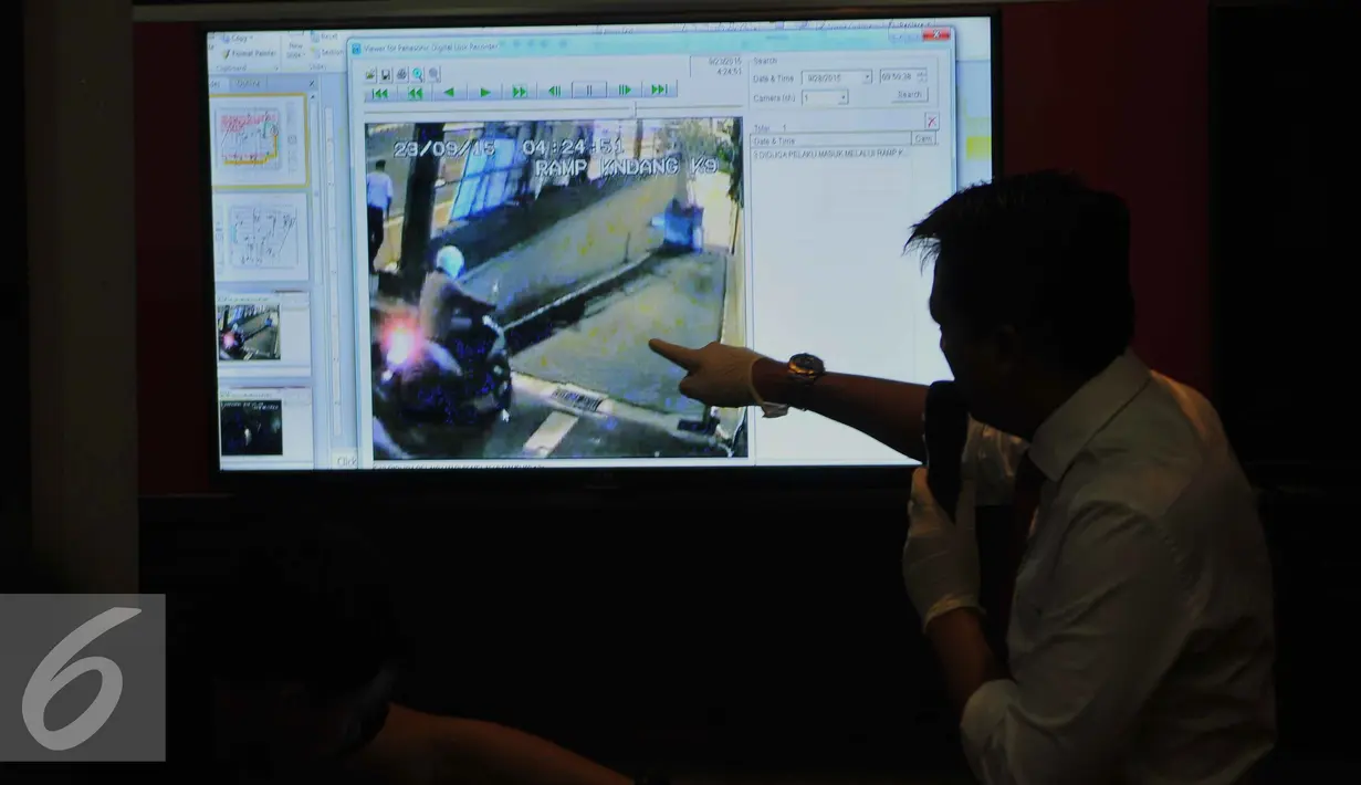 Kepolisian menunjukan hasil rekaman CCTV reka ulang kejadian pengungkapan pembunuhan di Polda Metro Jaya, Jakarta (28/09/15). Pelaku membawa uang sebesar 2.300.000 dan BB jenis Curve (8520). (Liputan6.com/Gempur M Surya)
