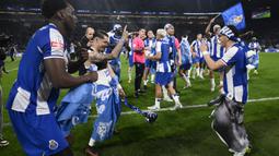 Kemenangan tersebut membuat raihan poin FC Porto tak terkejar meski masih menyisakan dua laga tersisa. Mereka memiliki selisih sembilan poin dari penghuni runner up, SL Benfica dengan koleksi 76 poin. (AFP/Miguel Riopa)