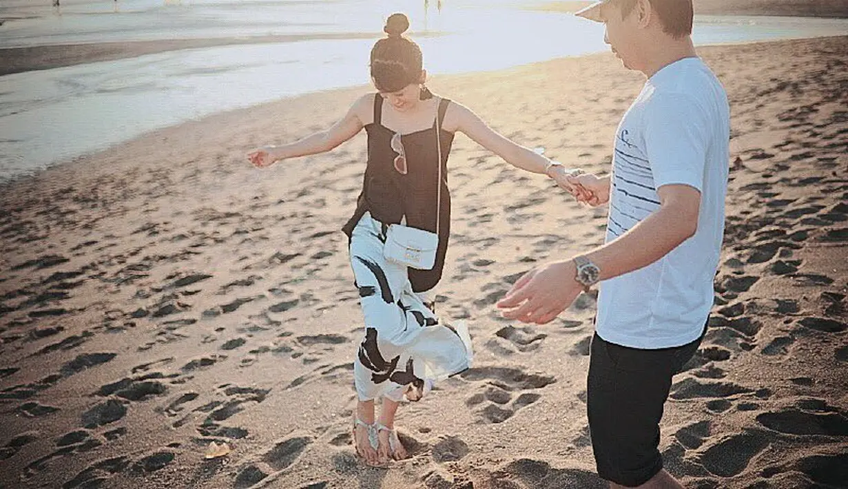 Raditya Dika dan Anissa Aziza