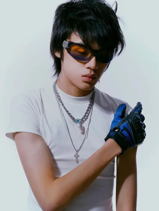 Warren Hue saat berpose untuk 88rising. Musisi kelahiran 2002 ini bergabung dengan label musik 88rising pada 2021, menyusul Rich Brian sesama Rapper. (Instagram/@88rising)