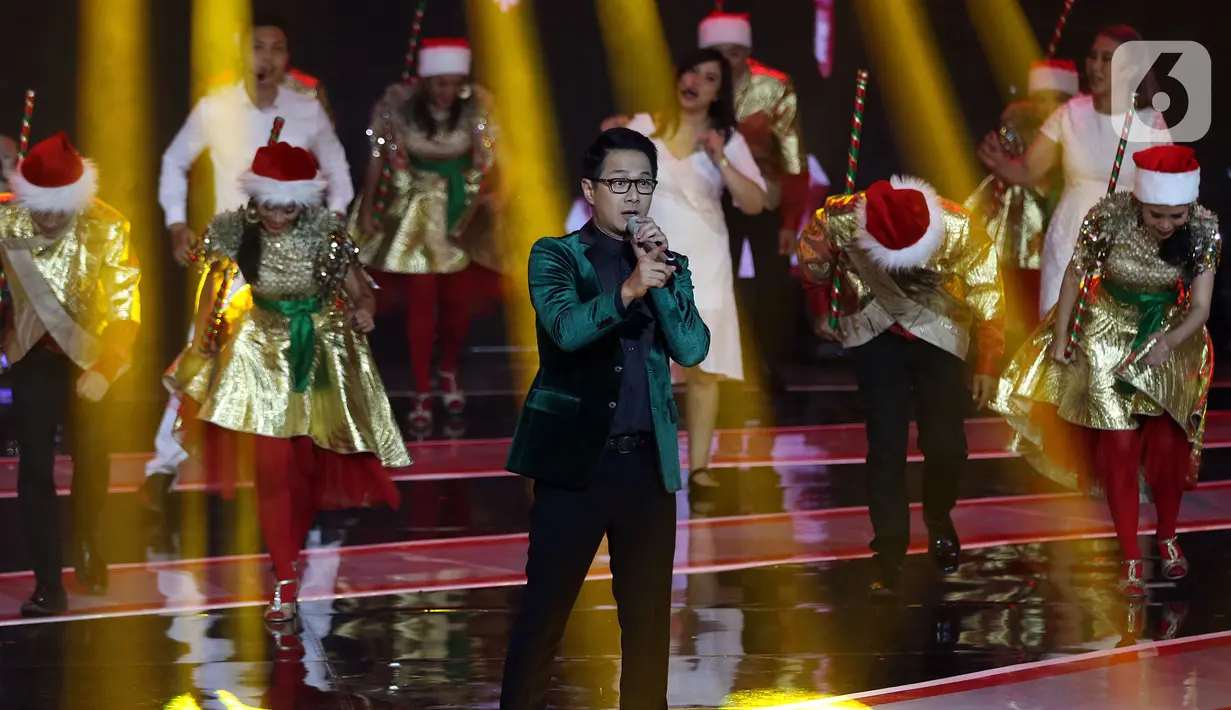 Alumni Indonesian idol,  Delon Thamrin tampil dalam "Christmas Concert The Greatest Love" di Studio 6 Emtek City, Jakarta, Kamis (19/12/2019). Selain Delon, beberapa penyanyi ternama di Indonesia juga mengisi acara ini antara lain, Agnez Mo, Joy Tobing, Judika dan Nikita. (Liputan6.com/Johan Tallo)