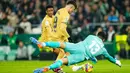 Kiper Real Betis Rui Silva melakukan penyelamatan di depan pemain Barcelona Pedri pada pertandingan sepak bola Liga Spanyol di Stadion Benito Villamarin, Seville, Spanyol, 1 Februari 2023. Barcelona genap mengoleksi 50 poin dan unggul 8 poin dari Real Madrid usai menang 2-1 atas Real Betis pada lanjutan Liga Spanyol. (AP Photo/Jose Breton)
