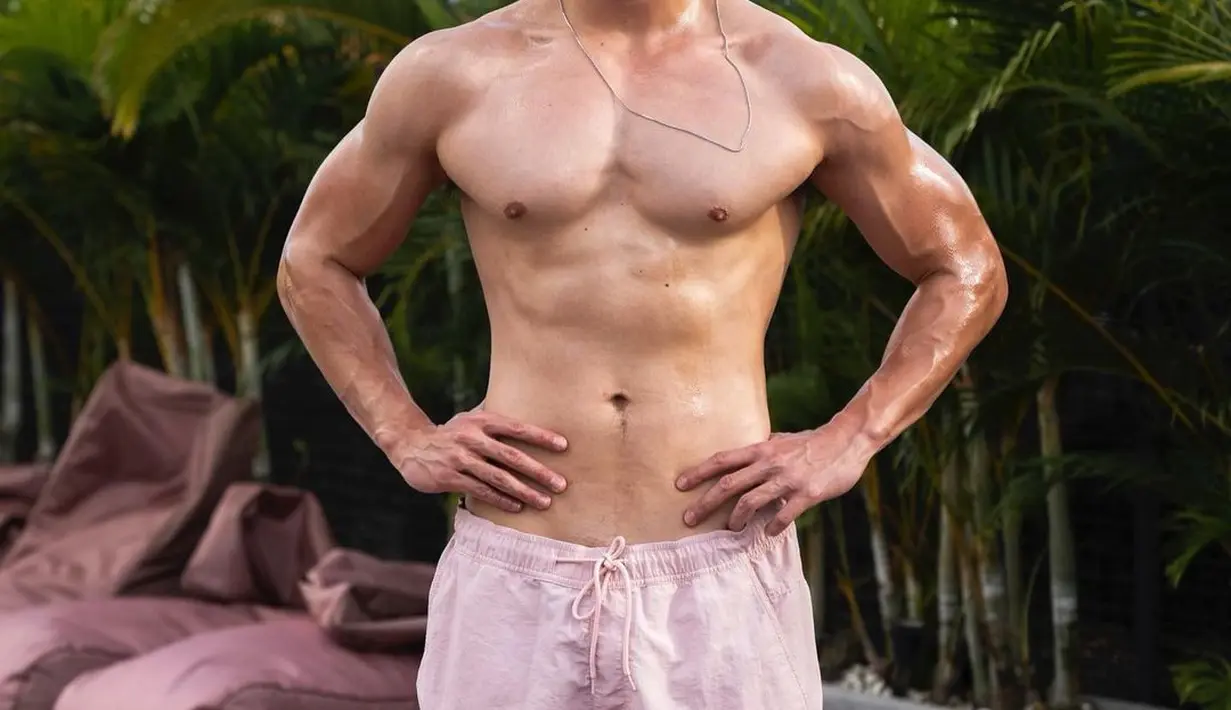 <p>Memiliki body goals yang diinginkan banyak orang merupakan sebuah anugerah tersendiri. Seperti Verrel Bramasta yang postur tubuhnya banyak dipuji oleh netizen. (FOTO: instagram.com/bramastavrl/)</p>