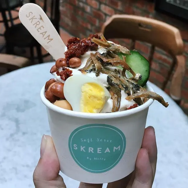 7 Potret Nyeleneh Topping Ice Cream, Ada Tiram Hingga Sushi