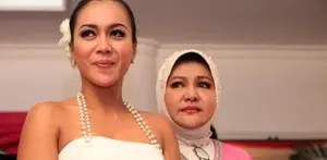 Selama proses perceraian, Denada tidak bisa lepas dari sosok ibunya, Emilia Contessa . Tetapi ia tidak bisa menceritakan segala hal, karena ia sering memergoki ibunya menangis.  Selain itu, ibunya menyuruh Denada untuk menikah 