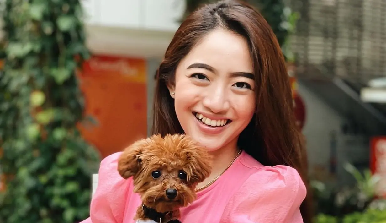 Perempuan kelahiran 24 Desember 1999 memiliki senyum yang sangat manis. Terlebih hewan peliharaa nanjing yang ia gendong sangat lucu dan menggemaskan. Baju merah yang ia pakai cukup membuatnya terlihat cerah. (Liputan6.com/IG/@nataliezenn24)