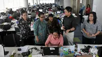 Menteri Pemberdayaan Perempuan dan Perlindungan Anak Yohana Susana Yembise melakukan kunjungan ke kantor Liputan6.com, Jakarta, Senin (19/5/2015). Yohana berkeliling melihat aktivitas redaksi. (Liputan6.com/JohanTallo)