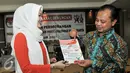 Ketua Komisi Pemilihan Umum Daerah (KPUD) DKI Jakarta, Sumarno menunjukan syarat penerimaan cagub dan cawagub DKI kepada anggota verifikator, Jakarta, Rabu (3/8/). (Liputan6.com/Yoppy Renato)