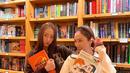 Berada di toko buku bersama menjadi salah satu momen favorit keduanya. Terlihat Jessica dan Krystal yang kompak berpose imut sambil memegang buku pilihan masing-masing. Potret manis keduanya pun langsung menjadi sorotan para penggemar. Mereka terlihat bak gadis remaja yang sedang hangout bareng. (Liputan6.com/IG/@vousmevoyez)