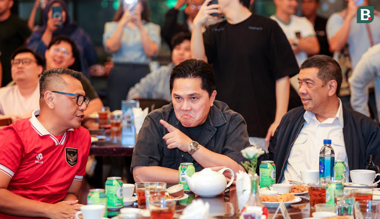 Ketua umum PSSI, Erick Thohir dan sejumlah undangan merayakan gol Timnas Indonesia yang dicetak oleh Marselino Ferdinan saat nonton bareng laga Grup D Piala Asia 2023 melawan Irak di Senayan Avenue, Senayan, Jakarta, Senin (15/01/2024) malam WIB. (Bola.com/Bagaskara Lazuardi)