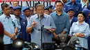 Sejumlah pengurus mendampingi Ketua Umum Partai Demokrat Susilo Bambang Yudhoyono saat memberi keterangan pers di DPP Partai Demokrat, Jakarta, Selasa (6/2). Selain e-KTP, SBY juga menegaskan tidak pernah ikut proyek lainnya. (Liputan6.com/JohanTallo)