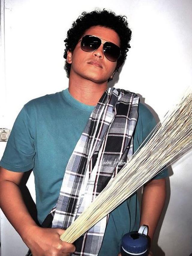 6 Editan Foto Seleb Dunia Pakai Sarung Ini Bikin Tepuk Jidat, Kocak