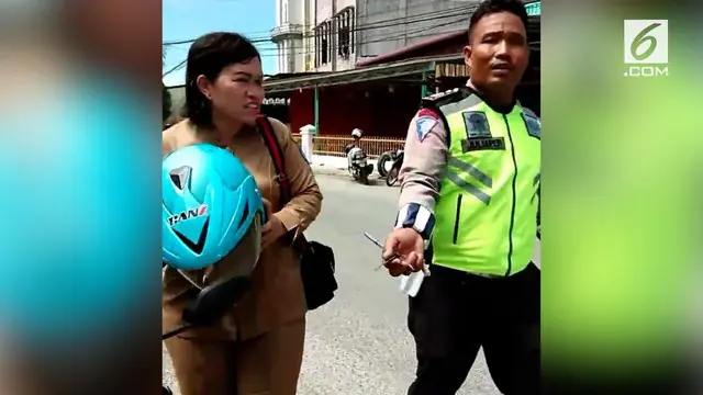 Viral video emak-emak yang tidak terima saat ditilang polisi karena tidak membawa STNK. Ia merasa perlakuan polisi kepadanya merupakan tindakan yang tidak adil.