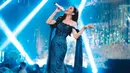 Tampil menyanyi di atas panggung, Lyodra megenakan off sholder pegged dress berwarna biru, yang dipenuhi payet untuk menambah kesan mewah. Di bagin lengan dress juga diberi sayap panjang sebagai pemanis. Foto: Instagram.