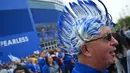 Seorang fans Leicester City dengan rambut berwarna klub kesayangannya memeriahkan perayaan  titel juara Liga Inggris 2015-2016 di Areal Stadion King Power (7/5/2016). (AFP/Glyn Kirk)