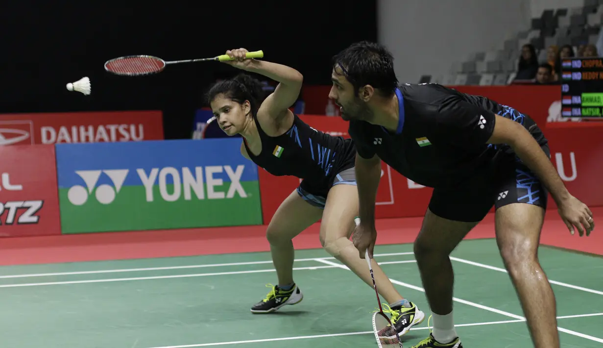 Pebulutangkis India, Pranaav Chopra / Reddy Sikki, mengembalikan kok saat melawan pasangan Indonesia pada Indonesia Masters 2019 di Istora Senayan, Jakarta, Selasa (22/1). Chopra / Sikki gagal melangkah ke babak kedua. (Bola.com/M. Iqbal Ichsan)