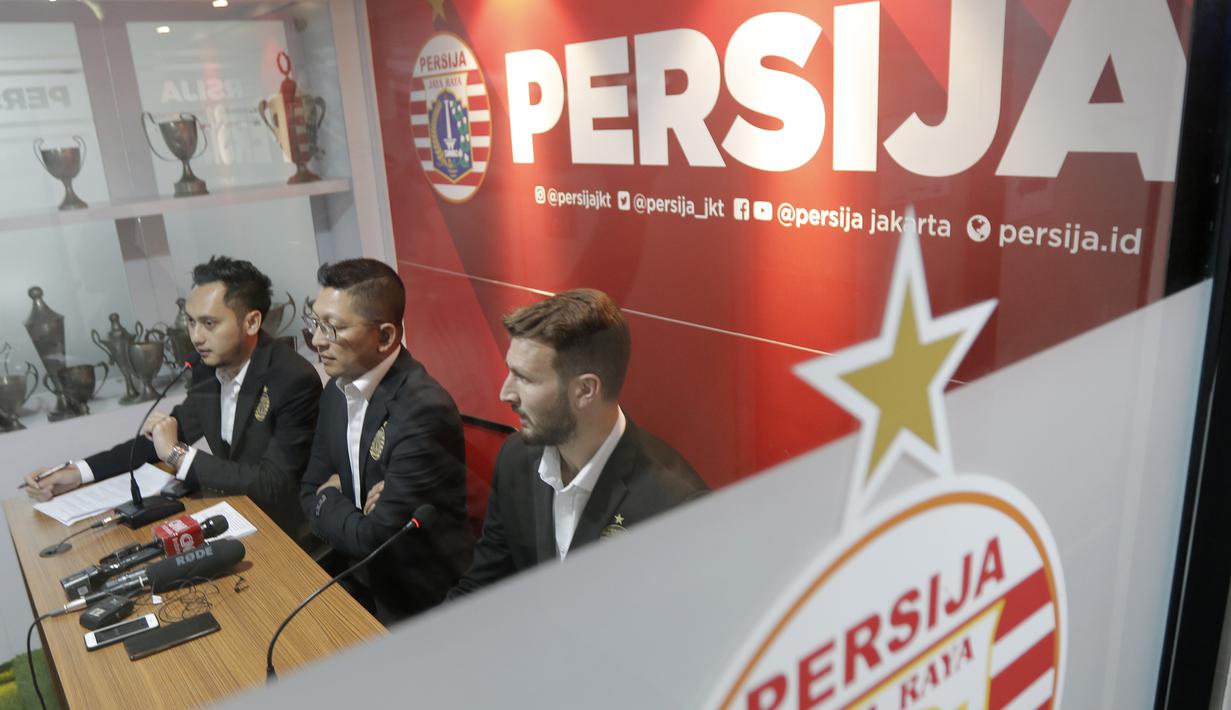 Pemain baru Persija Jakarta, Marco Motta, saat diperkenalkan di Kantor Persija, Kuningan, Jakarta, Senin, (3/2/2020). Mantan pemain Juventus dan AS Roma ini akan menjadi andalan di lini pertahanan Macan Kemayoran musim depan. (Bola.com/M Iqbal Ichsan)