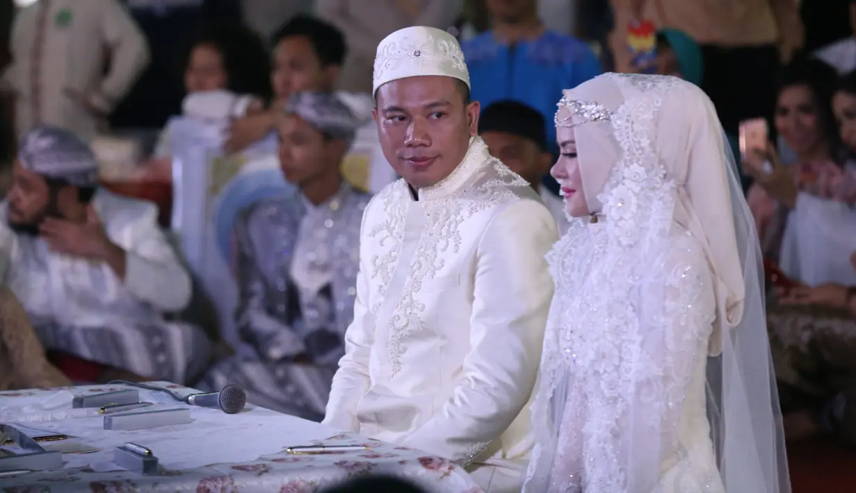 Di tengah para hadirin yang menyaksikan prosesi akad nikahnya, Vicky ingin bersikap romantis kepada sang istri menggunakan bahasa Inggris. Vicky memanggil Angel dengan sebutan ‘My Wifer’. (Nurwahyunan/Bintang.com)