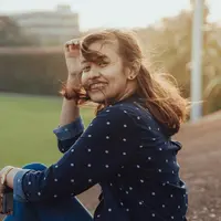 ilustrasi perempuan tersenyum/Photo by Claud Lina/Pexels