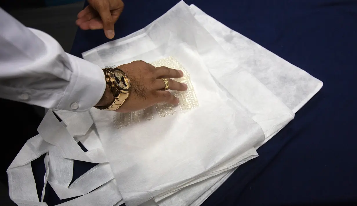 Insinyur Chile, Roberto Astete menunjukkan tas plastik dengan material biodegradable pada konferensi pers di Santiago, Selasa (24/7). Tas ciptaan dua insinyur Chile itu seratus persen bisa larut dalam air tanpa turunan minyak apa pun. (AFP/CLAUDIO REYES)