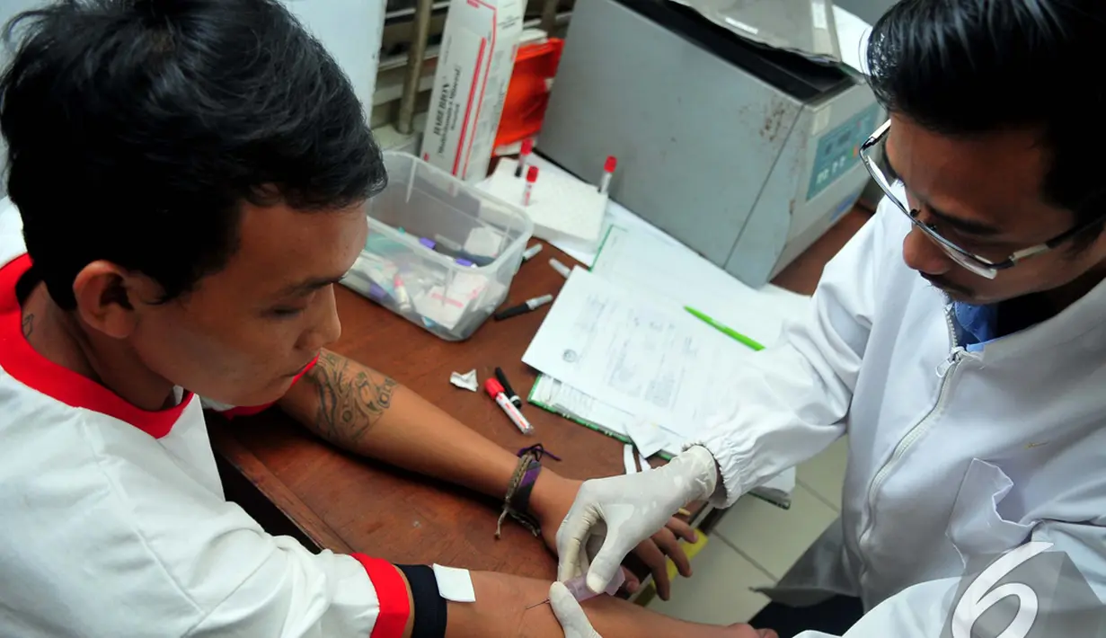Dokter memberikan suntikan kepada seorang warga binaan Lapas Narkotika Kelas IIA Jakarta saat memperingati Hari AIDS/HIV sedunia, Jakarta, Senin (1/12/2014). (Liputan6.com/Johan Tallo)