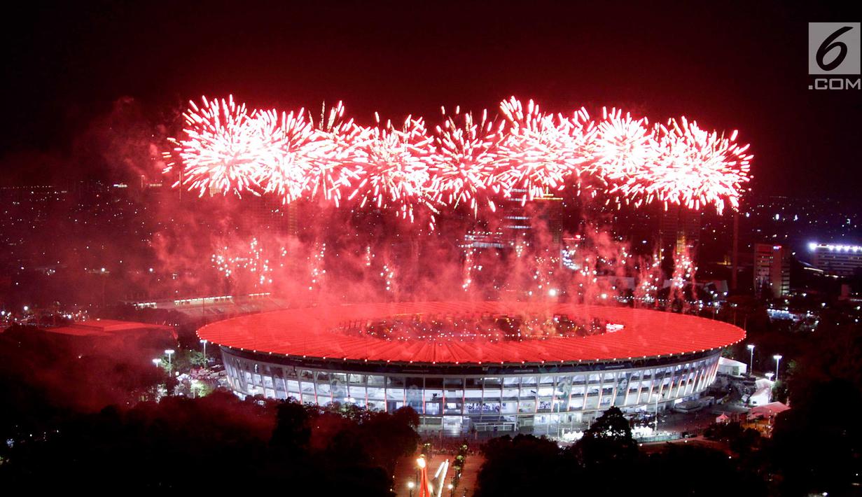 Pemandangan menakjubkan saat pesta kembang api dalam pembukaan Asian Games 2018 di Stadion Utama Gelora Bung Karno (SUGBK), Senayan, Jakarta, Sabtu (18/8). (Bola.com/Iqbal Ichsan)