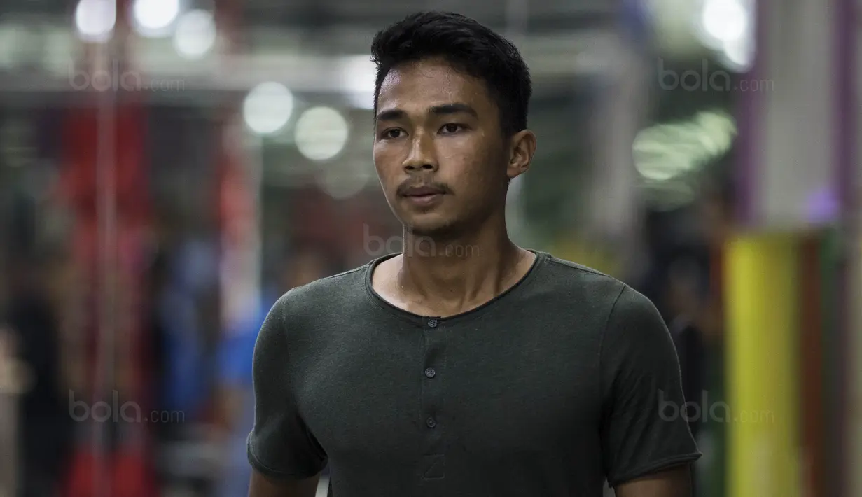 Bek Timnas Indonesia U-22, Bagas Adi Nugroho, saat terapi pemulihan di Cardea, Jakarta, Senin (31/7/2017). Lutut kiri dari pemain Arema FC ini mengalami cedera usai melakukan tekel pada kualifikasi Piala Asia U-23. (Bola.com/Vitalis Yogi Trisna)