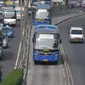 Karena menolak opsi yang diberikan Pemprov DKI, bus APTB tidak diperbolehkan masuk jalur Transjakarta, Jakarta, Kamis (7/5/2015). (Liputan6.com/Herman Zakharia)