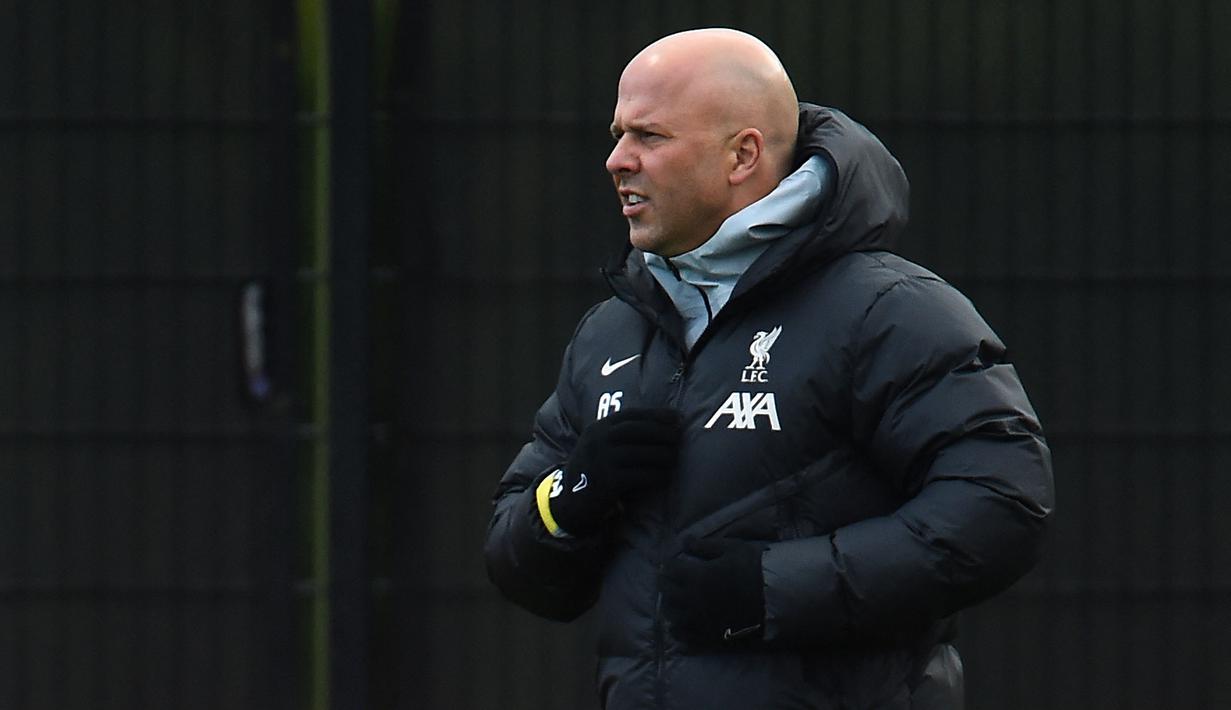 Pelatih Liverpool, Arne Slot saat memimpin latihan jelang laga lanjutan Liga Champions 2024/2025 melawan Girona di AXA training centre, Liverpool, Inggris, Senin (09/12/2024) waktu setempat. (AFP/Peter Powell)