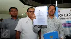 Menpora Imam Nahrawi (kanan) menunjukkan SK Pencabutan Keputusan Menpora No 01307 tahun 2015 tentang Sanksi PSSI di Gedung Kemenpora, Jakarta, Rabu (11/5/2016). Pencabutan ini tindak lanjut putusan MA dan amanat FIFA. (Liputan6.com/Helmi Fithriansyah)