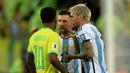 Penyerang Timnas Brasil, Rodrygo (kiri), kedapatan adu mulut dengan Pemain Timnas Argentina Lionel Messi (tengah) dan Rodrigo De Paul saat pertandingan Kualifikasi Piala Dunia 2026 Zona CONMEBOL yang berlangsung di Maracana Stadium, Rio de Janeiro, Rabu (22/11/2023) pagi WIB. (AFP/Carl De Souza)