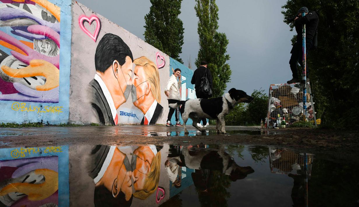 FOTO: Grafiti Donald Trump dan Xi Jinping Ciuman Hiasi ...
