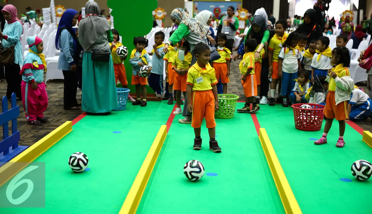 Sejumlah anak bersiap bermain bola di Festival Anak Jujur 2016 di area Ecovention, Jakarta, Rabu (31/8). Anak-anak yang berusia 5-12 tahun itu mengikuti Festival Anak Jujur  yang digelar KPK dari 31 Agustus dan 1 Juli. (Liputan6.com/Faizal Fanani)