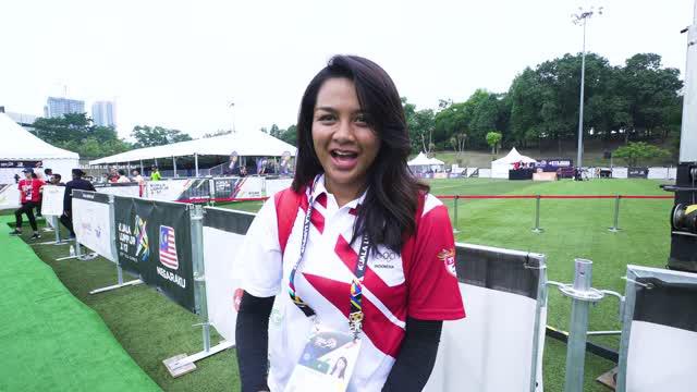 Berita video pepanah cantik Indonesia, Dellie Threesyadinda, ditantang untuk memberi jawaban singkat saat ditanya soal makanan rendang.