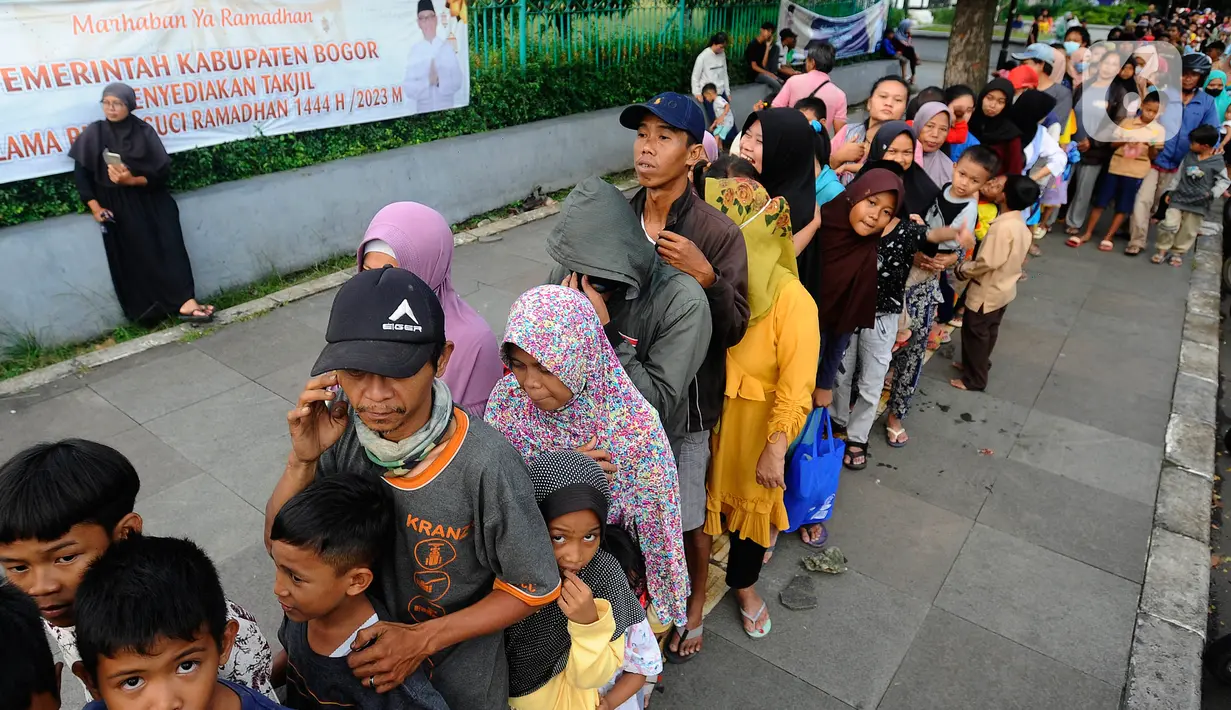 Pemerintah Kabupaten Bogor menyediakan sekitar 300 paket takjil gratis bagi warga yang membutuhkan. (merdeka.com/Arie Basuki)