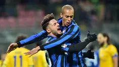 Bek Inter Milan, Danilo D'Ambrosio (kiri), merayakan gol yang dicetaknya ke gawang Sampdoria bersama Joao Miranda dalam lanjutan Serie A Italia di Stadion Giuseppe Meazza, Milan, Minggu (21/2/2016). (AFP/Giuseppe Cacace)