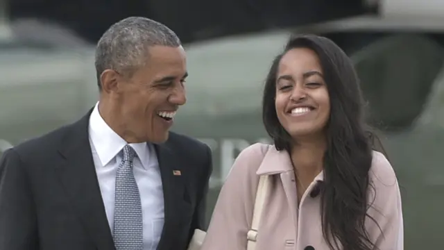 Barack Obama dan Malia Obama terlihat tertawa lepas bersama 