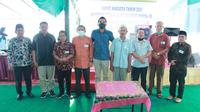 Pengurus Koperasi Sawit Makmur di Kabupaten Kampar bersama ninik mamak dan kepala desa. (Liputan6.com/M Syukur)