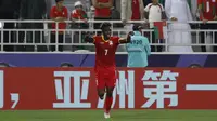 Striker&nbsp;Timnas Kirgistan, Joel Kojo, berhasil mencetak gol ke gawang Oman dan membuat duel kedua tim berakhir imbang 1-1. Berkat gol Kojo, Timnas Indonesia lolos ke-16 besar Piala Asia 2023. (AFP/KARIM JAAFAR)