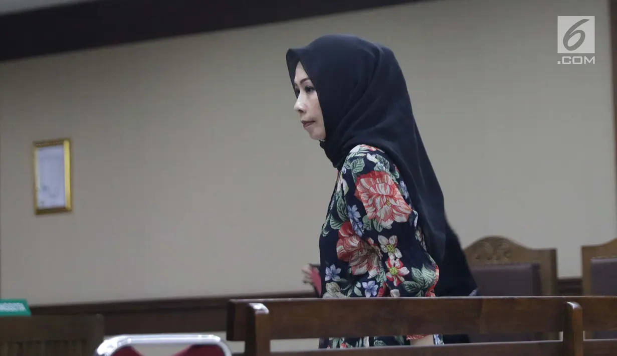 Terdakwa dugaan suap kerja sama pengangkutan pupuk, Asty Winasti (kedua kiri) usai menjalani sidang lanjutan di Pengadilan Tipikor, Jakarta, Rabu (10/7/2019). Sidang mendengar keterangan saksi, salah satunya, bawahan Bowo Sidik Pangarso di PT Inesia, Indung. (Liputan6.com/Helmi Fithriansyah)