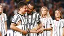 Paulo Dybala menangis tersedu-sedu saat harus merasakan pahitnya perpisahan dengan Juventus. Bersama Nyonya Tua, pemain Argentina itu telah membukukan 291 pertandingan menyumbang 115 gol dan mempersembahkan 12 trofi untuk Juventus. (AFP/Marco Bertorello)