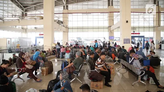 Memasuki H-4 Lebaran sekitar 33 ribu pemudik diberangkatkan dari Terminal Bus Pulo Gebang. Puncak arus mudik di terminal ini diperkirakan terjadi keesokan harinya.