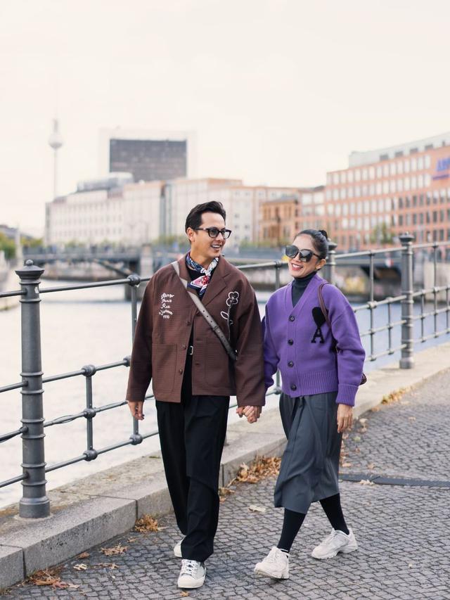 6 Potret Manis Ussy Sulistiawaty dan Andhika Pratama di Eropa, Liburan Berdua