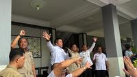 Seskab Teddy pimpin pelajar SMA N 1 Cilacap nyanyi lagu nasional di depan Presiden Prabowo. (Biro Pers Istana)